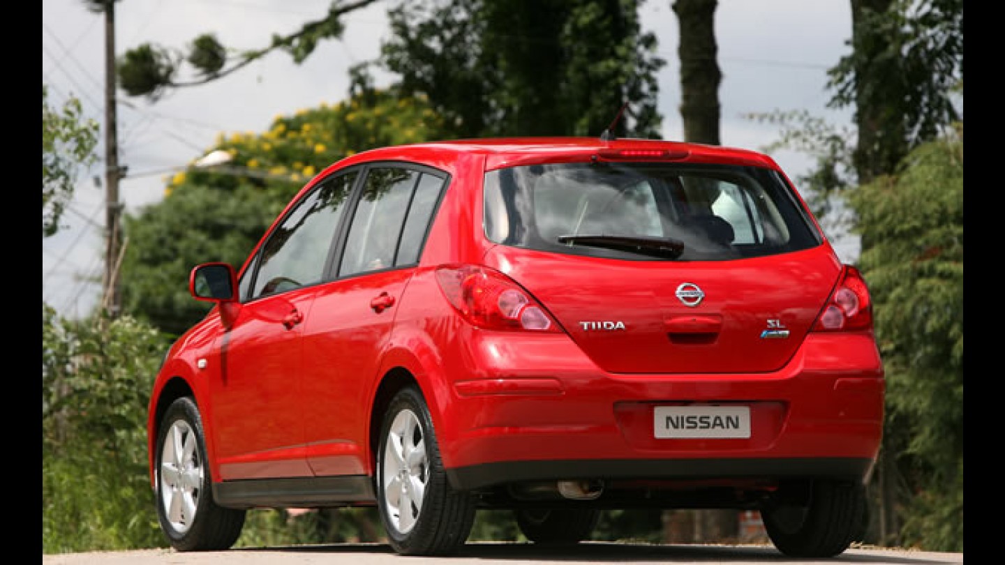 Nissan Tiida 2010 chega com leves mudanças visuais e novos itens por R ...