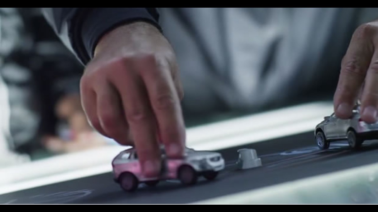 Vídeo: Volvo XC60 vira pincel de luz em obra de arte