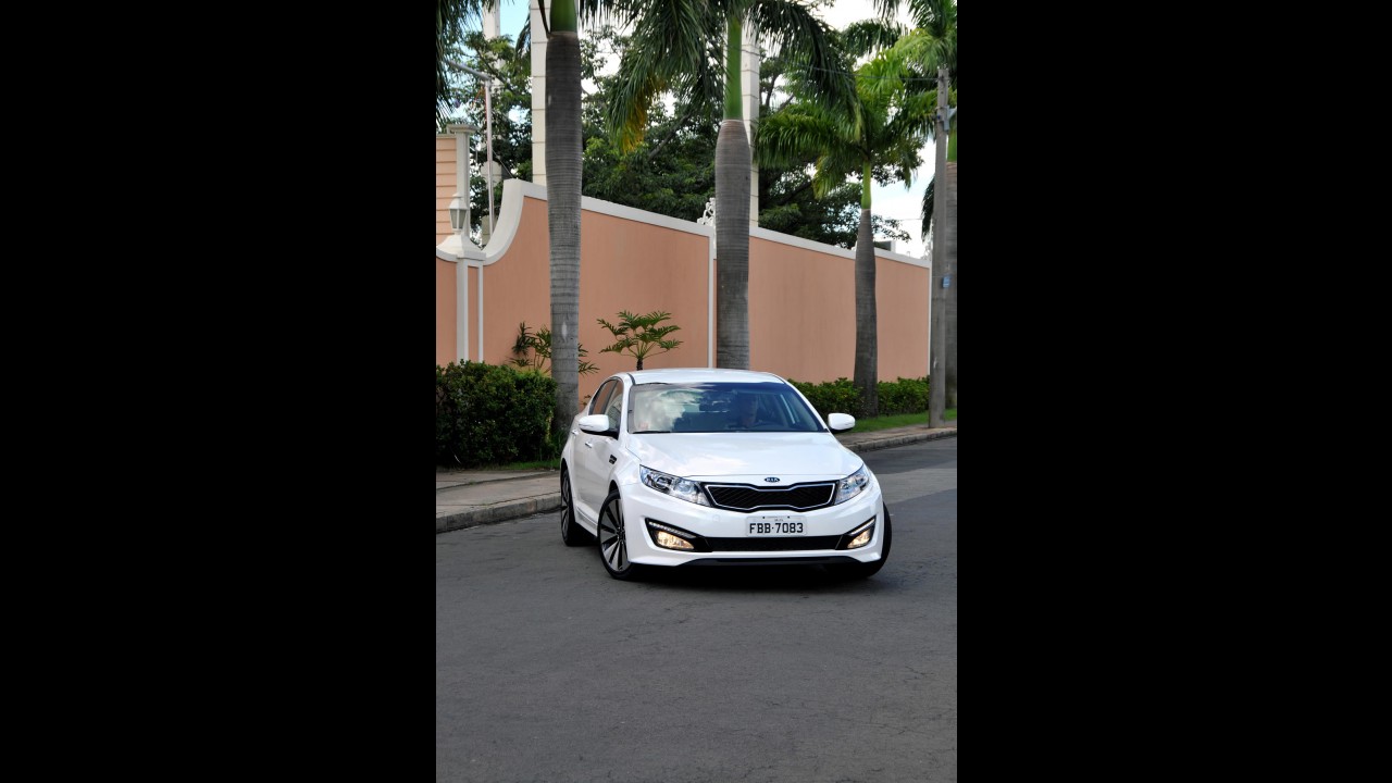 Kia lança oficialmente o sedã Optima no Brasil - Preços partem de R$ 96.900