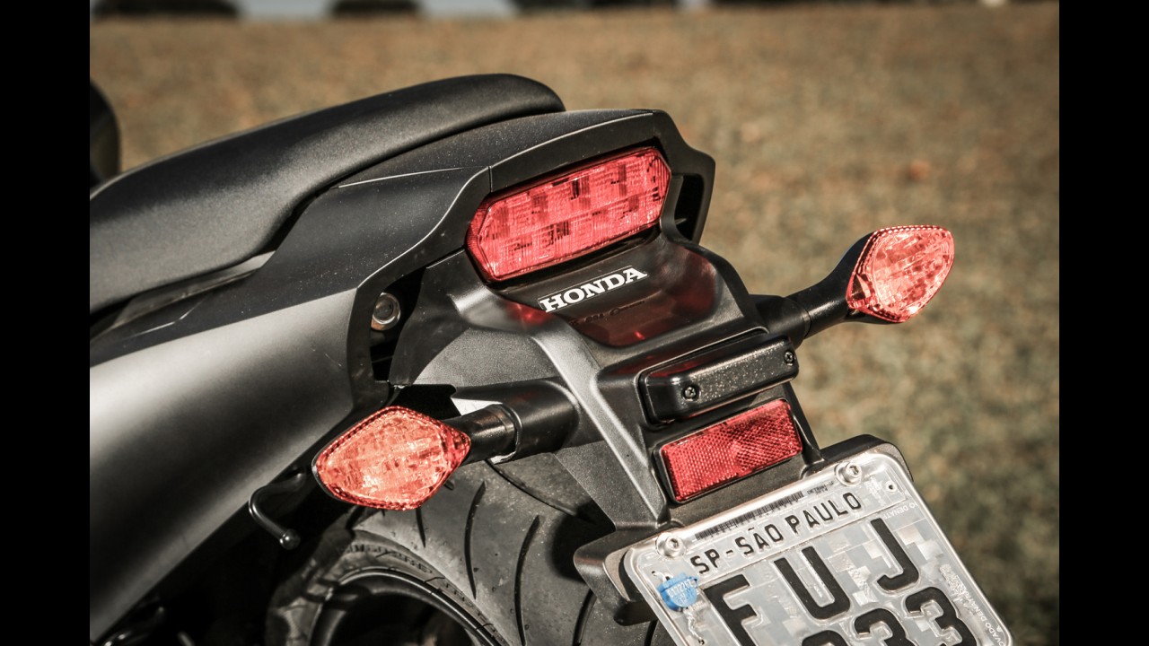 Avaliação: Honda CTX 700N propõe novo conceito de custom