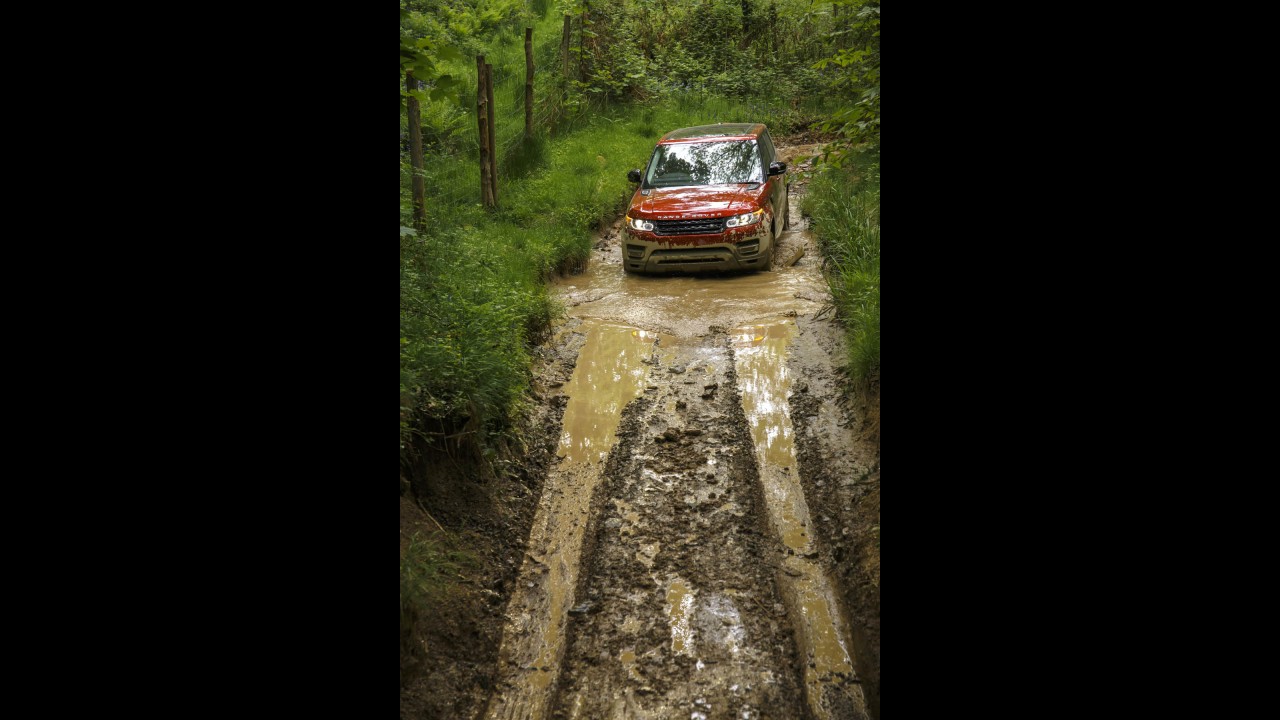 Volta Rápida: novo Range Rover Sport encara rua, lama, pista e até anda de avião