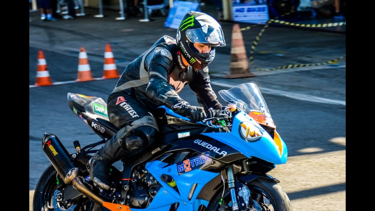 Piloto CARPLACE: André Verissimo chega em segundo na SuperBike