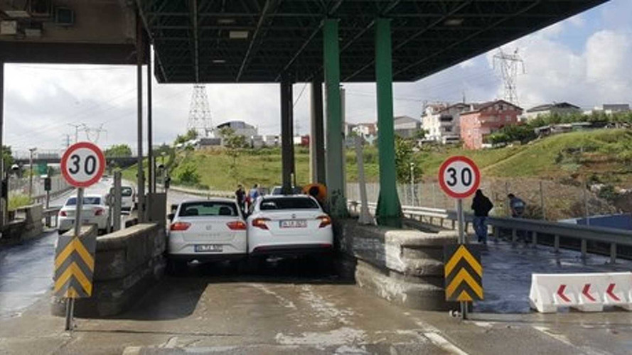 İki sürücü gişeye sıkıştı