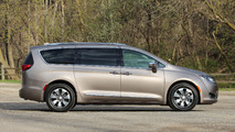 2017 Chrysler Pacifica Hybrid: Review