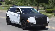 2018 Jeep Cherokee spy photo