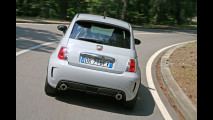 Al volante della Fiat 500 Abarth