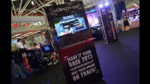 Aria di corse allo stand Abarth 