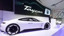 Aus Studie Mission E wird Porsche Taycan