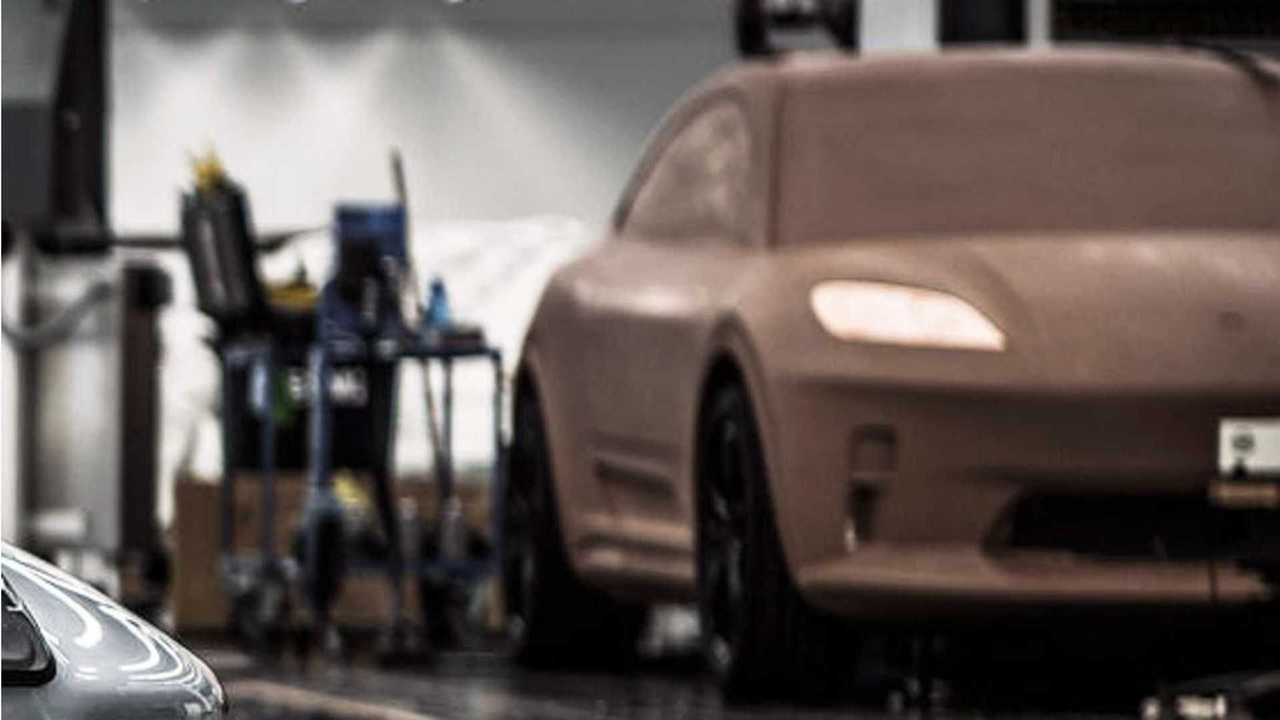 Porsche Macan mit Elektroantrieb (Tonmodell)