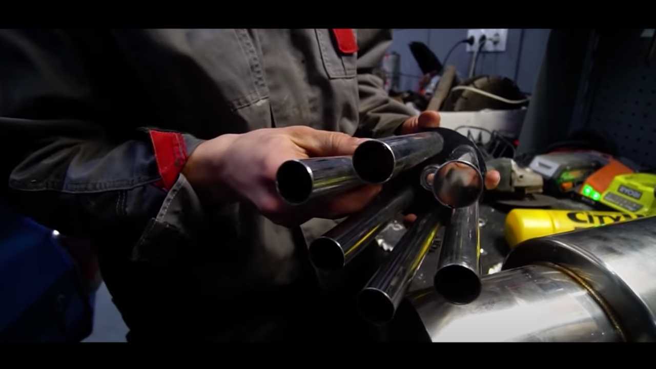Lada With Machinegun Exhaust, Gullwing Doors Is Russian Tuning At Its Finest