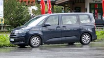VW Transporter T7 neues Spionagefoto (vordere drei Viertel)