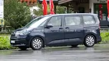 VW Transporter T7 neues Spionagefoto (vordere drei Viertel)