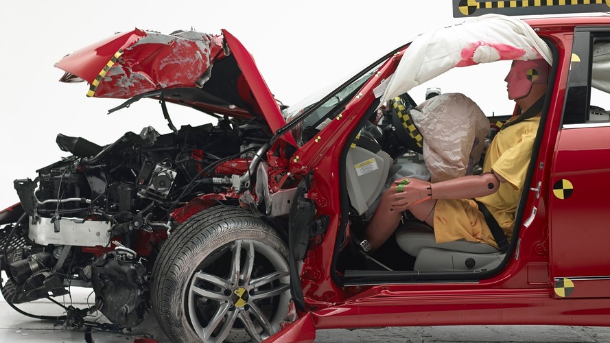 2016 Mercedes-Benz C-Class IIHS crash test