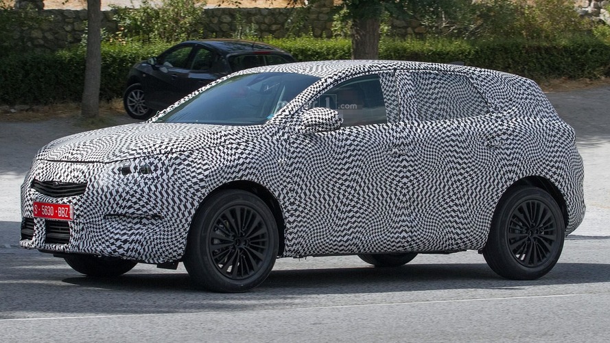 Peugeot 2008 2018 fotos espía