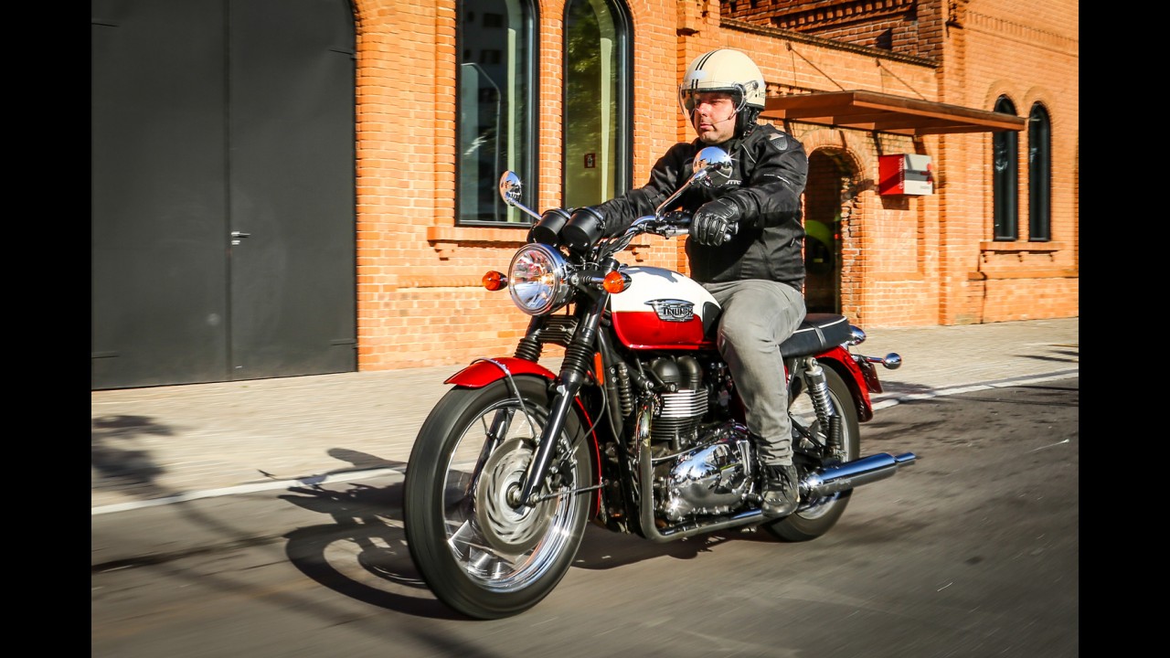 Flagra! Triumph testa Bonneville com estilo bobber e motor maior