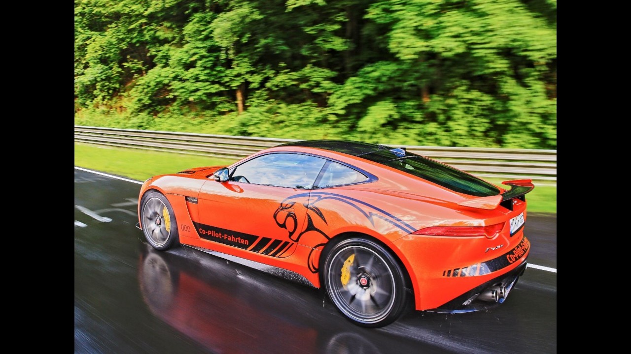 Jaguar leva clientes para "passeio" de F-Type a 321 km/h em Nürburgring