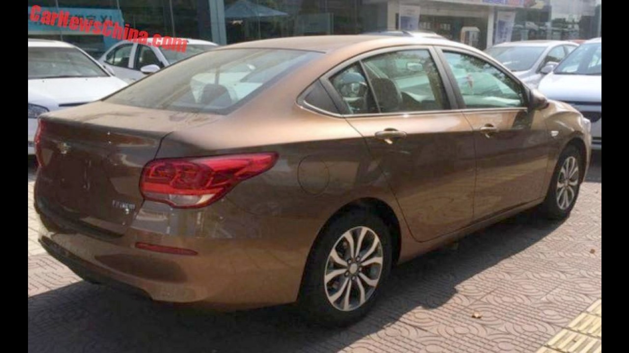 Flagra: novo sedã compacto da GM, Chevrolet Cavalier é clicado na concessionária