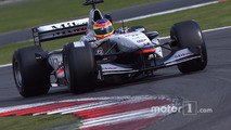 Zak Brown klasik McLaren F1 Aracında