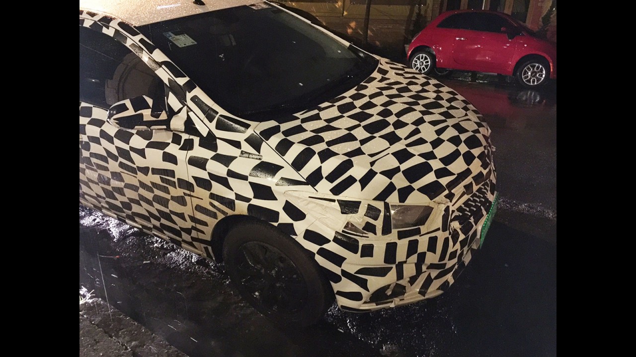 Flagra! Novos Prisma e Onix 2017 revelam mudanças na frente e traseira