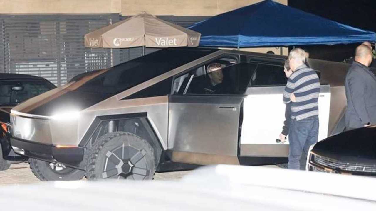 Elon Musk Cybertruck kullanırken görüldü