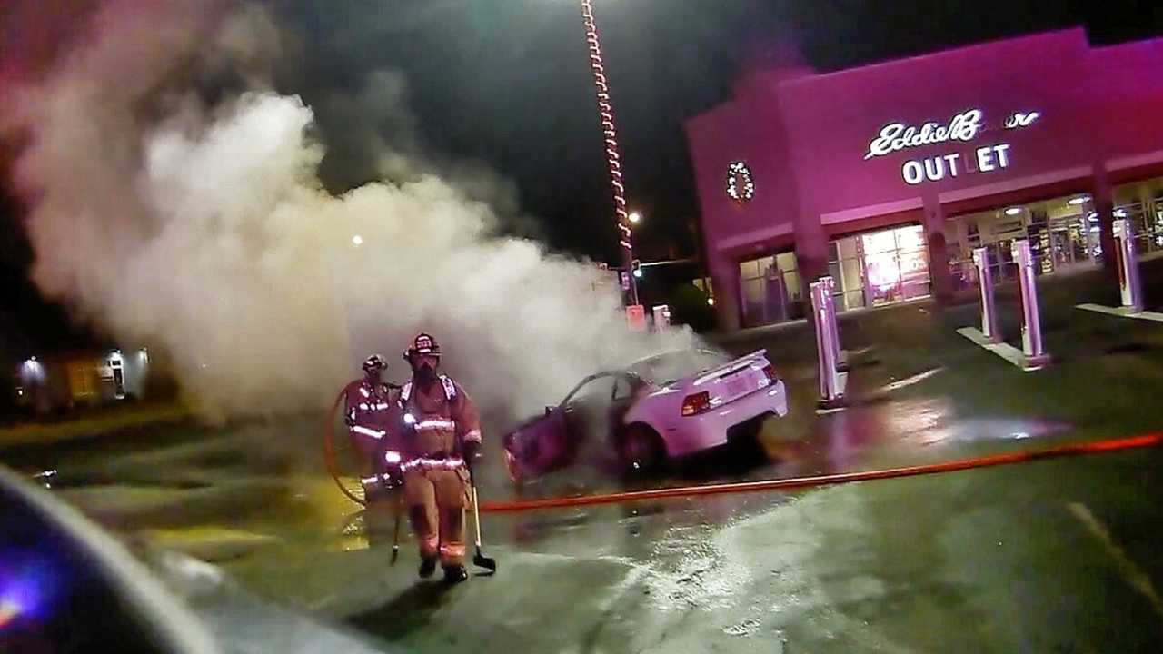 Stazione Tesla Supercharged distrutta da un’auto a benzina