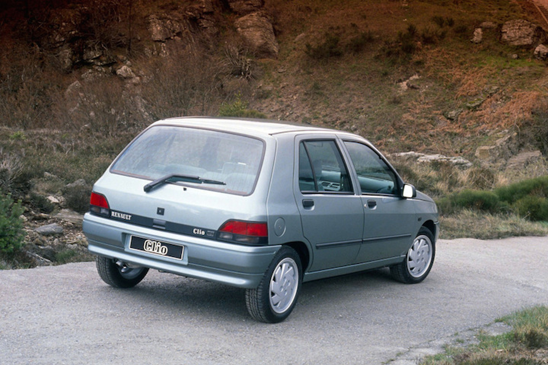 3 Spooky Stories of Haunted Cars