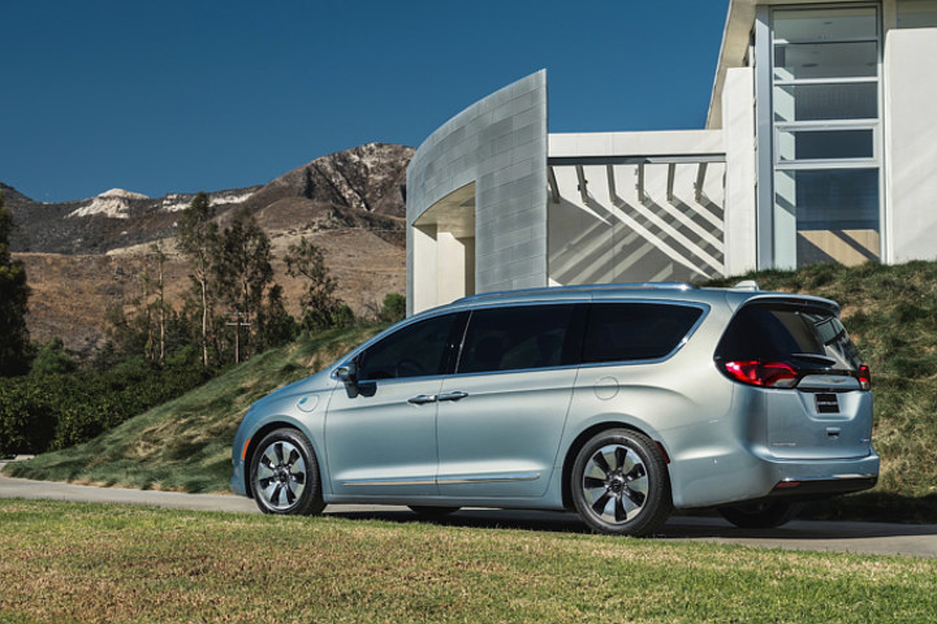 Google Adds Chrylser Pacifica to Self-Driving Car Fleet