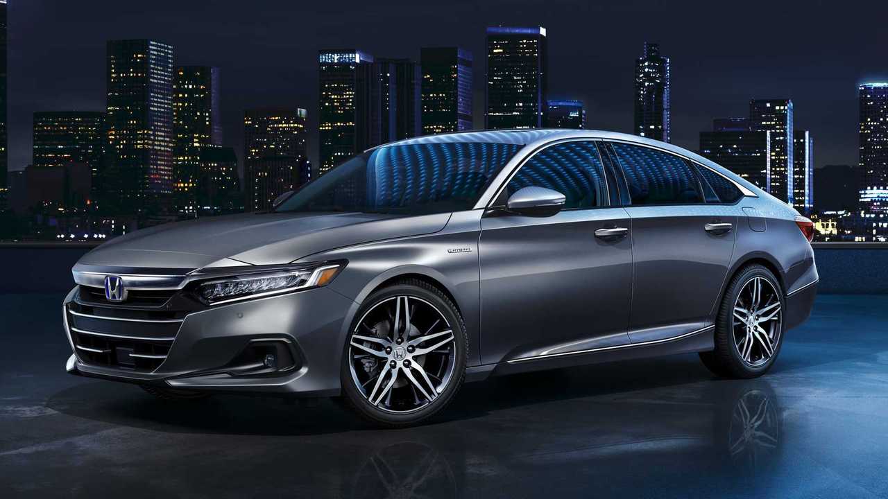 Acura TLX Type S ve Honda Accord drag yarışında.