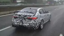 Alfa Romeo Giulia GTAm catturato sotto la pioggia