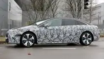 Mercedes EQS, le nuove foto spia con poche camuffature