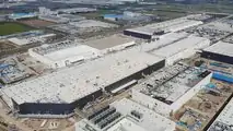 Tesla Giga Shanghai (Tesla Gigafactory 3) - Modèle Y usine (premier plan), modèle 3 usine (arrière-plan)