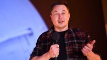 Tequila, lanciafiamme e tavole da surf: tutte le pazzie di Elon Musk