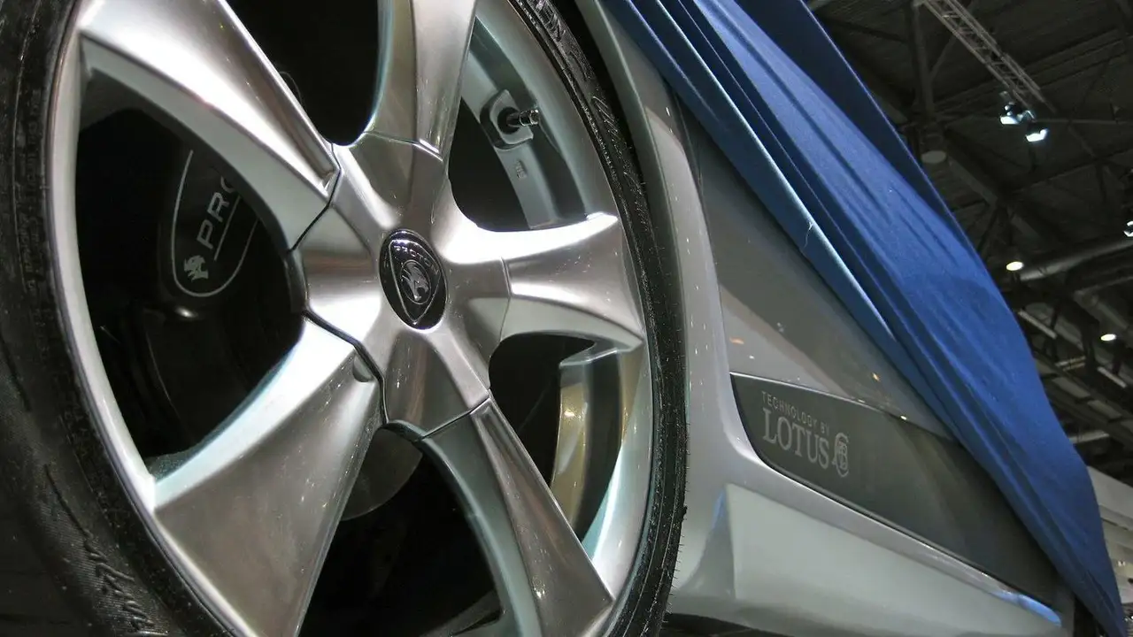 Proton Emas Hybrid Concept by Italdesign-Giugiaro in Geneva [Video]