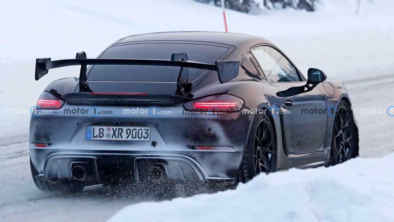 Porsche 718 Cayman GT4 RS, foto spia sulla neve