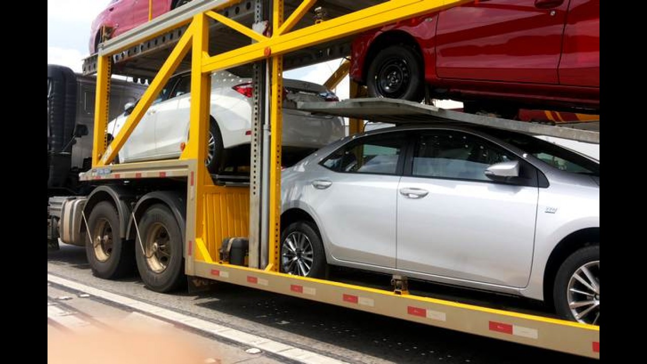 Flagra: novo Corolla já passeia de cegonha a caminho das revendas
