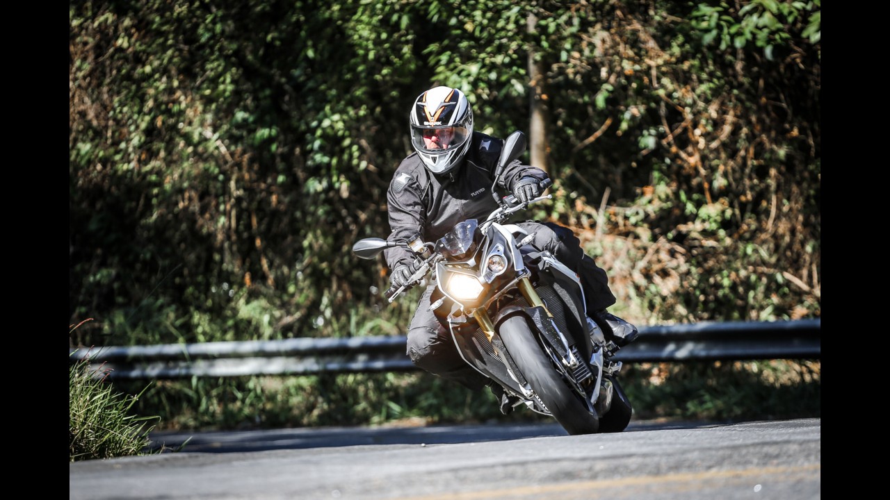 Avaliação: BMW S1000 R e Kawasaki Z1000, as supernakeds em ação!
