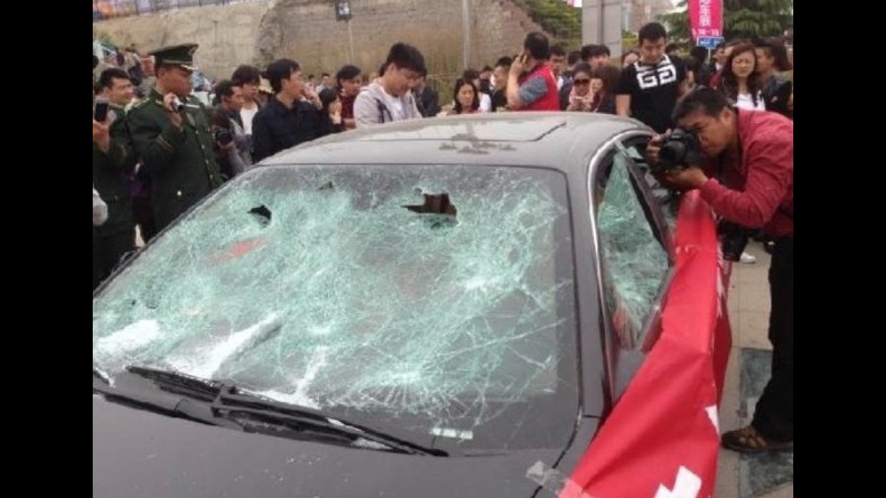 Dono destrói Maserati Quattroporte na China