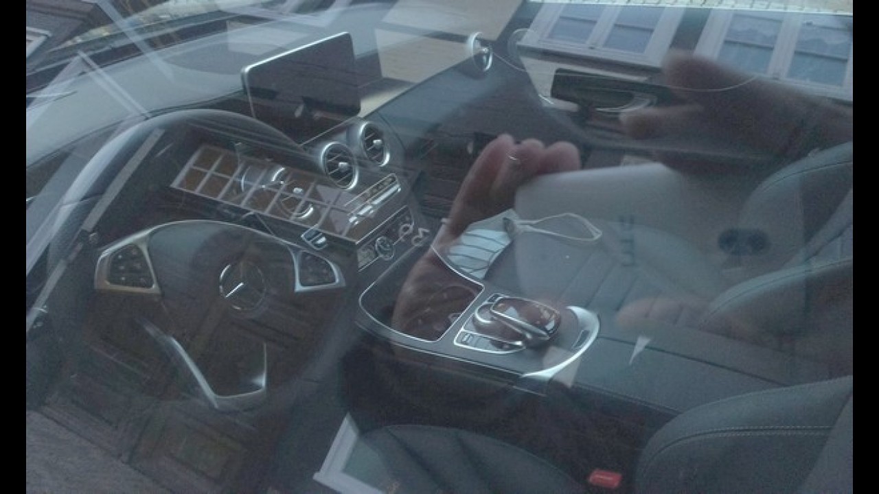 Antes de chegar às concessionárias, novo Mercedes Classe C já é flagrado nas ruas