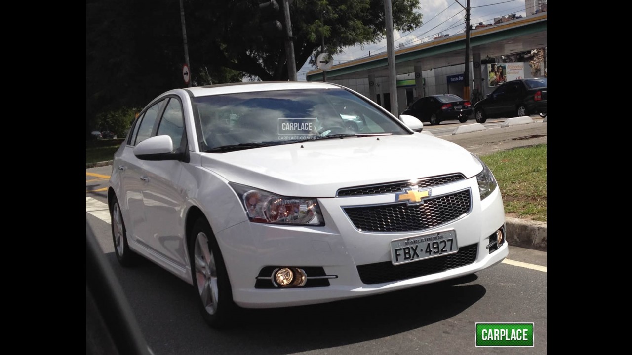 Cruze Sport6 - Versão hatch será lançada em 09 de abril, mas já circula sem disfarces