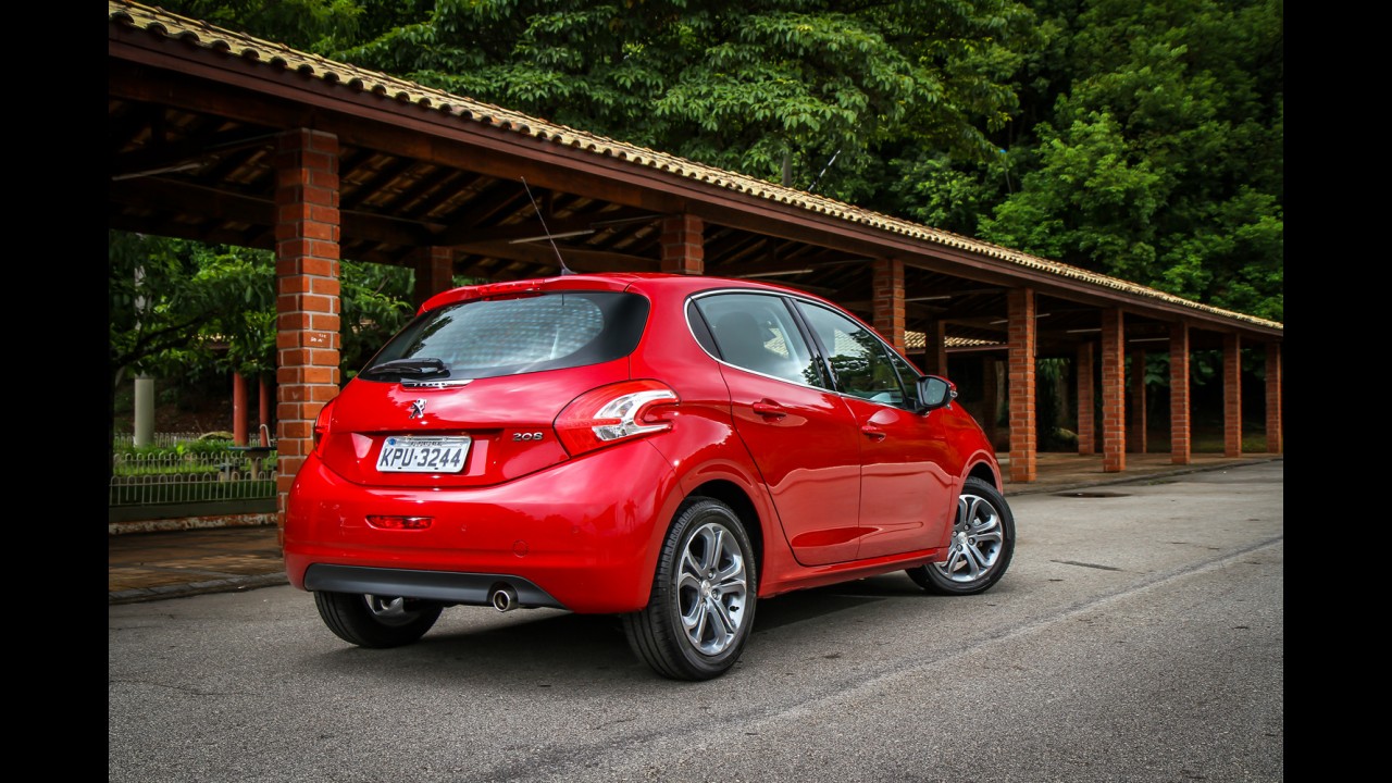Análise CARPLACE: Fiesta lidera e 208 passa C3 nas vendas de hatches compactos