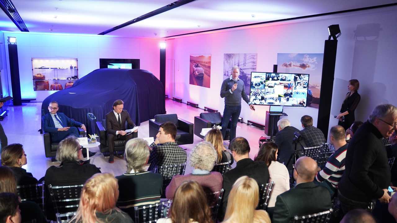 Aston Martin DBX - Russian launch