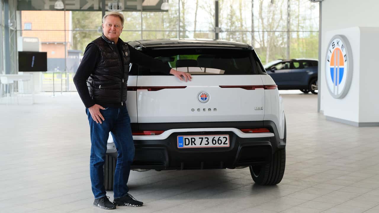 Henrik Fisker in posa con un esemplare della sua Ocean
