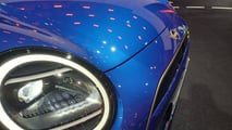 Mini Cooper SE in Blau mit weißem Dach: Das Exterieur