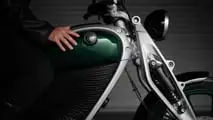 Royal Enfield Flying Flea C6 - Primo piano della forcella anteriore dello stemma e della trave