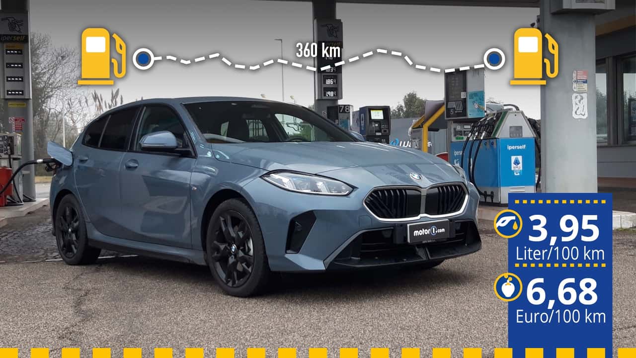 Der getestete BMW 118d an der Tankstelle