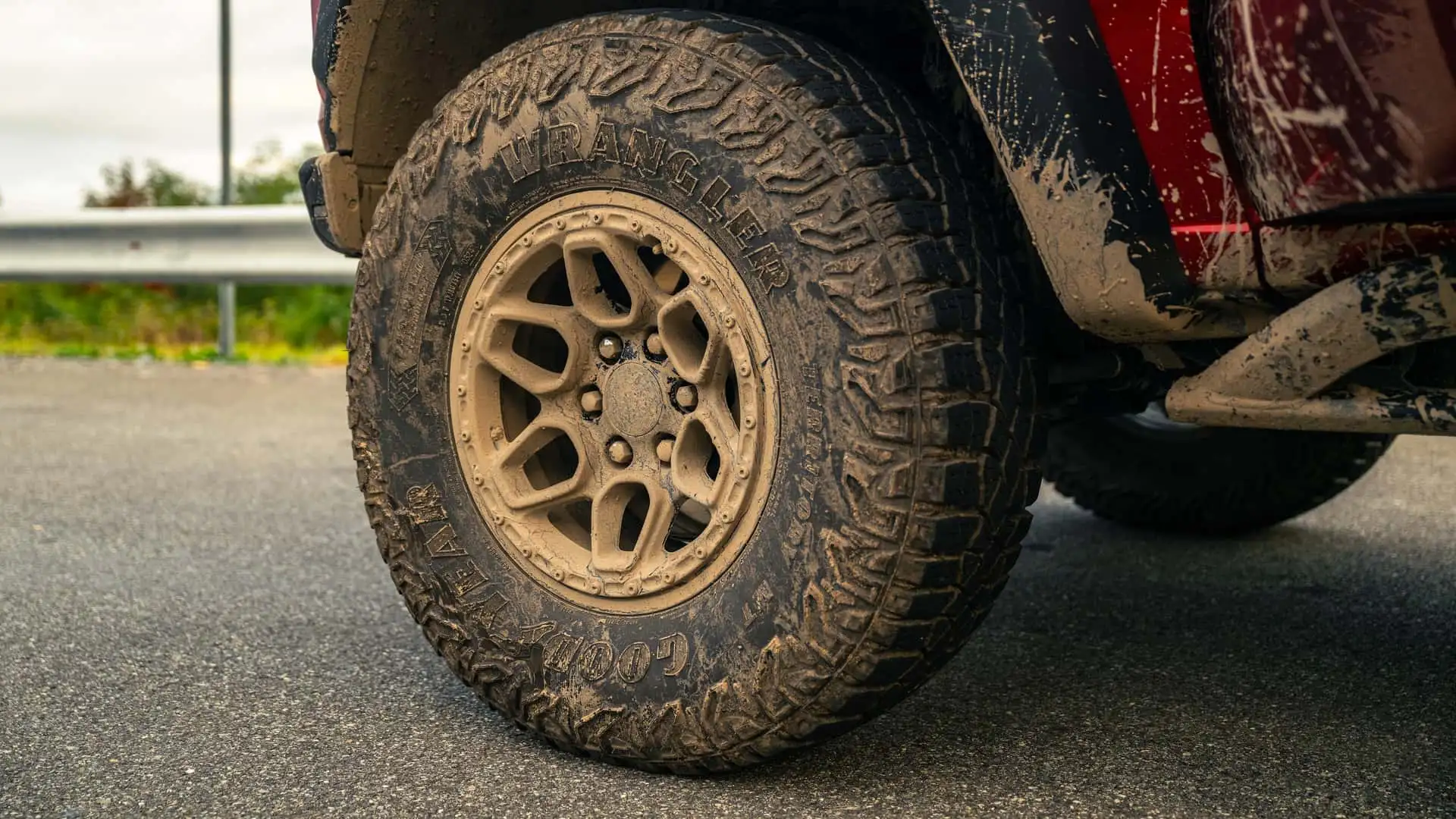 https://cdn.motor1.com/images/mgl/XB6v4v/s1/chevrolet-colorado-zr2-bison-vs.-ford-ranger-raptor-vs.-toyota-tacoma-trailhunter-comparison.webp