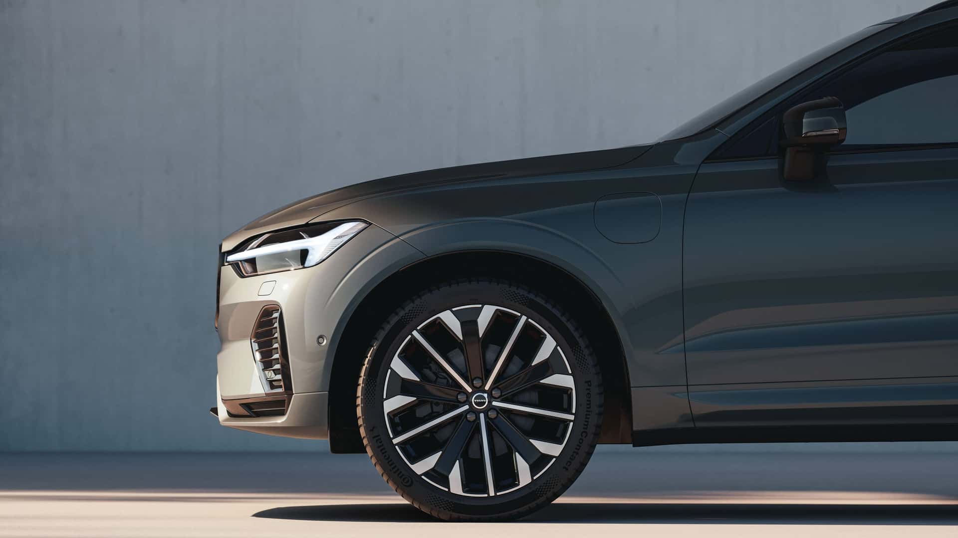 https://cdn.motor1.com/images/mgl/XB6xE9/s1/2026-volvo-xc60.jpg