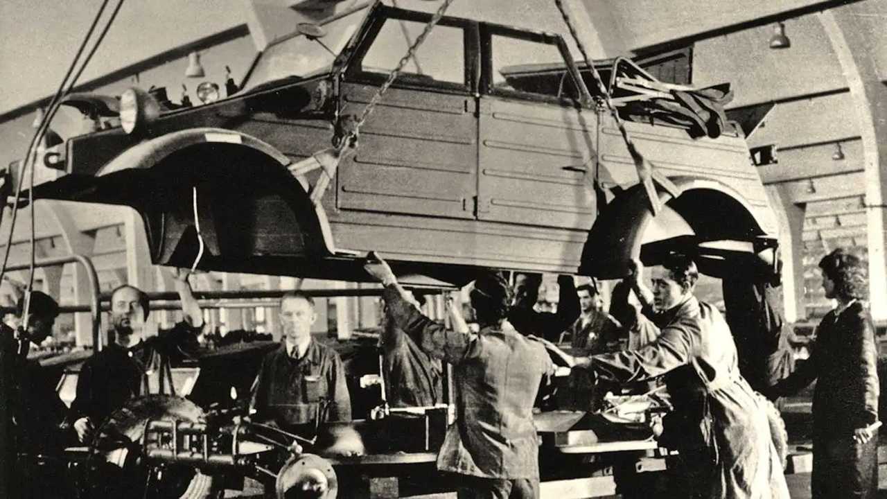 001 - Wolfsburg, anos 40 - Kübelwagen na linha de produção