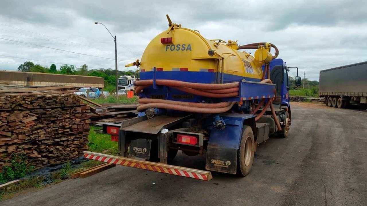 Caminhão limpa-fossa