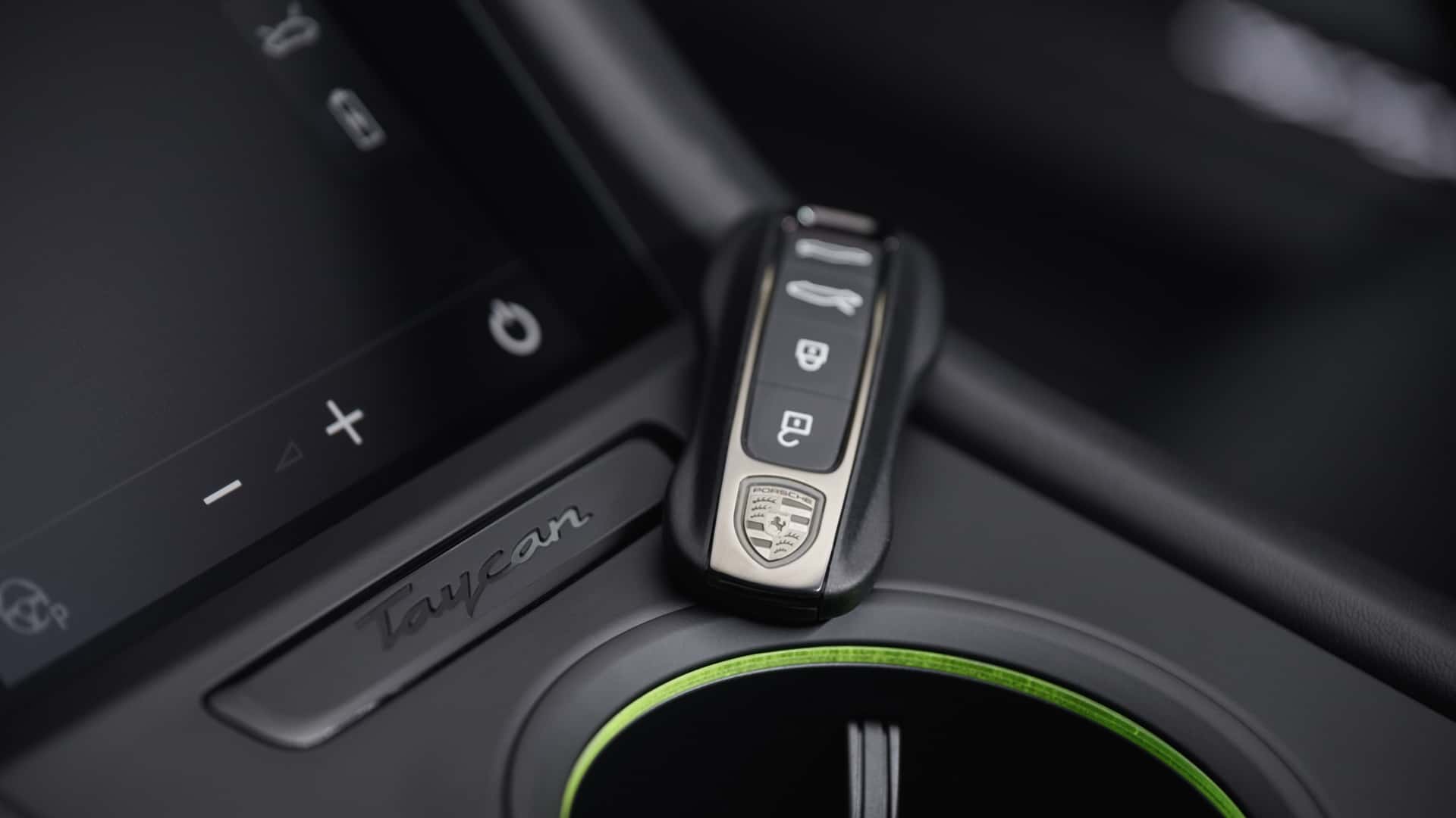 https://cdn.motor1.com/images/mgl/XBG8Vp/s1/porsche-taycan-cross-turismo-2024.jpg